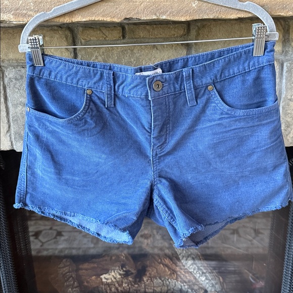Carve Designs Pants - Carve Designs Women's Oahu blue Corduroy Shorts with fray & stretch. Size 6